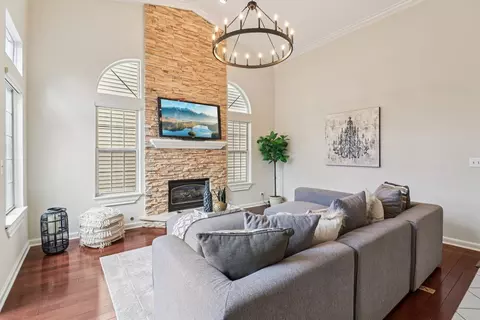 Living - 6167 Golfview Dr, Gurnee, IL 60031 photo 4 of 9