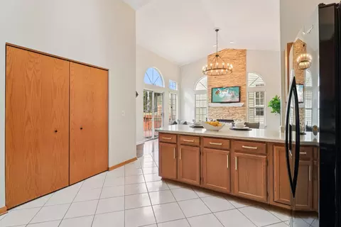 Kitchen - 6167 Golfview Dr, Gurnee, IL 60031 photo 4 of 6