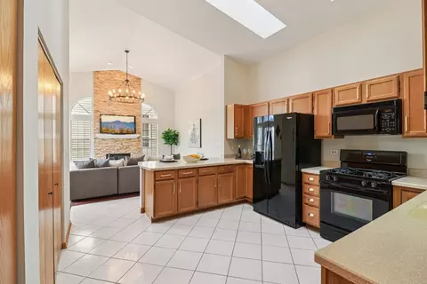 Kitchen - 6167 Golfview Dr, Gurnee, IL 60031 photo 6 of 6