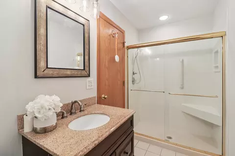 Bath - 6167 Golfview Dr, Gurnee, IL 60031 photo 3 of 5