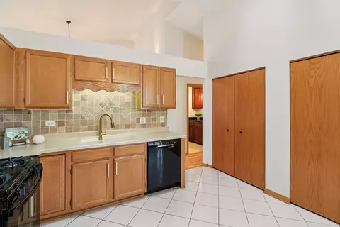 Kitchen - 6167 Golfview Dr, Gurnee, IL 60031 photo 3 of 6