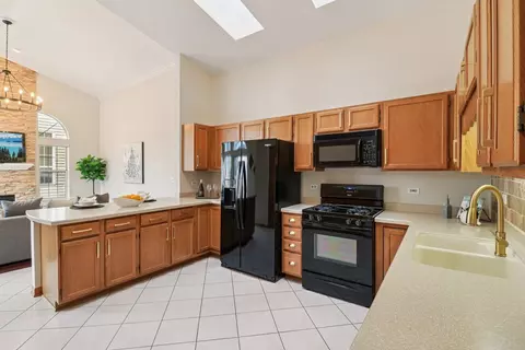 Kitchen - 6167 Golfview Dr, Gurnee, IL 60031 photo 5 of 6