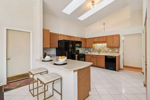 Kitchen - 6167 Golfview Dr, Gurnee, IL 60031 photo 1 of 6
