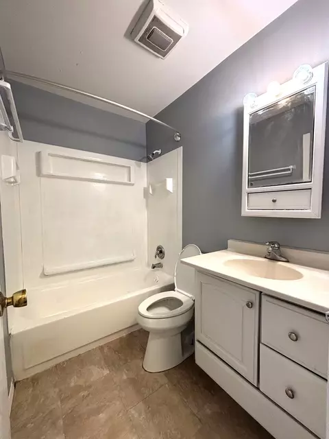 Bath - 335 Shiloh Ln, Elgin, IL 60120 photo 1 of 2