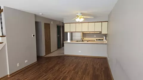 482 Nicole Dr #8B, Bartlett, IL 60103 photo 2