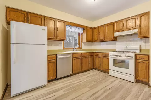 Kitchen - 720 Ash St, Algonquin, IL 60102 photo 2 of 3