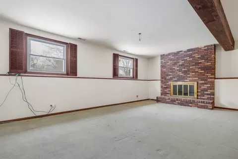 Living - 720 Ash St, Algonquin, IL 60102 photo 3 of 4