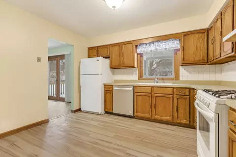 Kitchen - 720 Ash St, Algonquin, IL 60102 photo 1 of 3