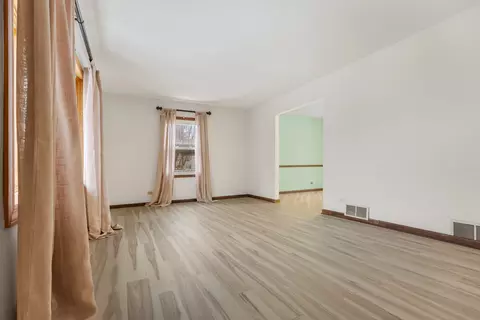 Living - 720 Ash St, Algonquin, IL 60102 photo 2 of 4