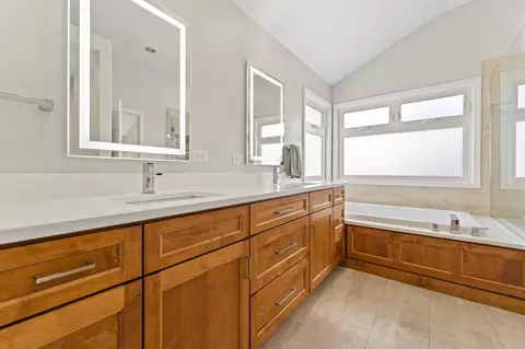 Bath - 1460 Lancaster Ln, Algonquin, IL 60102 photo 3 of 5