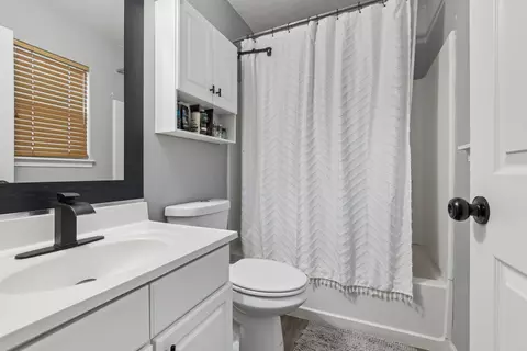 Bath - 1702 Waterman Dr, Plainfield, IL 60586 photo 3 of 3