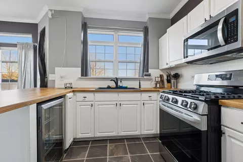 Kitchen - 1702 Waterman Dr, Plainfield, IL 60586 photo 3 of 4