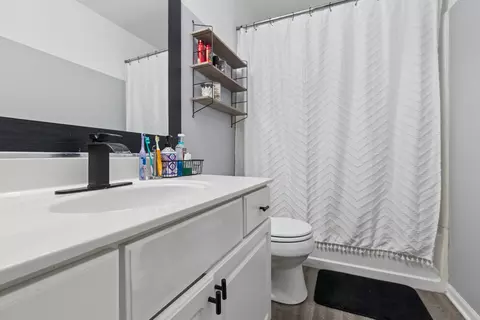 Bath - 1702 Waterman Dr, Plainfield, IL 60586 photo 2 of 3