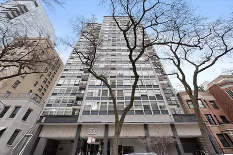 30 Elm St #8F, Chicago, IL 60611