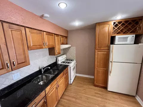 Kitchen - 5000 Carriageway Dr #305, Rolling Meadows, IL 60008 photo 1 of 3