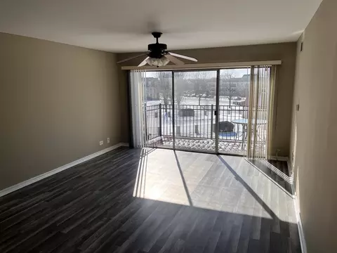 Living - 5000 Carriageway Dr #305, Rolling Meadows, IL 60008 photo 1 of 3
