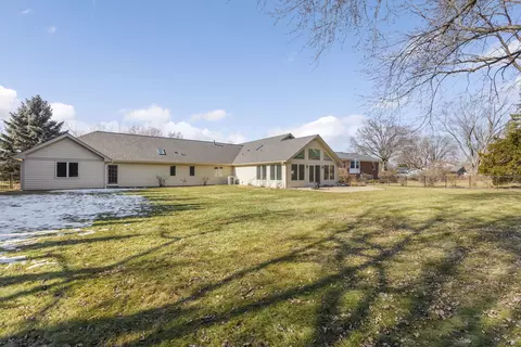 Exterior - 2 S671 Arrowhead Dr, Wheaton, IL 60189 photo 4 of 5