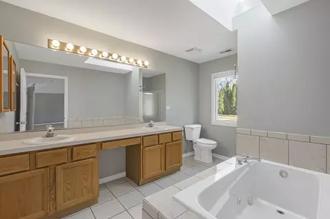 Bath - 2 S671 Arrowhead Dr, Wheaton, IL 60189 photo 1 of 3