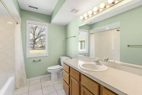 Bath - 2 S671 Arrowhead Dr, Wheaton, IL 60189 photo 3 of 3