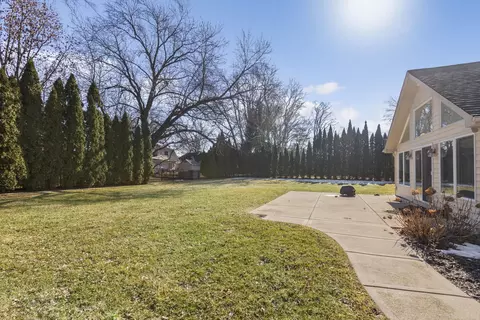 Exterior - 2 S671 Arrowhead Dr, Wheaton, IL 60189 photo 2 of 5
