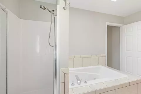 Bath - 2 S671 Arrowhead Dr, Wheaton, IL 60189 photo 2 of 3