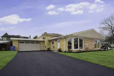 Exterior - 703 W Man A Wa Trl, Mount Prospect, IL 60056 photo 3 of 3