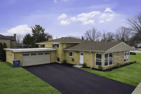 Exterior - 703 W Man A Wa Trl, Mount Prospect, IL 60056 photo 2 of 3