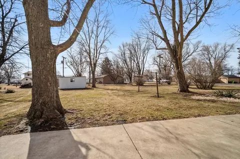 Exterior - 429 W Owsley St, Chenoa, IL 61726 photo 3 of 8