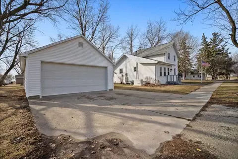 Exterior - 429 W Owsley St, Chenoa, IL 61726 photo 5 of 8