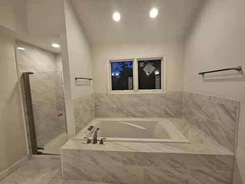 Bath - 30 Danada Dr, Wheaton, IL 60189 photo 1 of 5