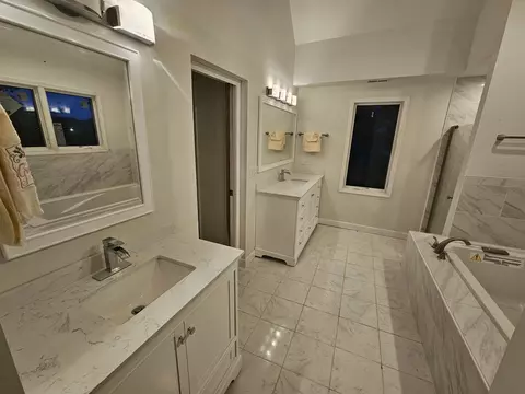 Bath - 30 Danada Dr, Wheaton, IL 60189 photo 2 of 5