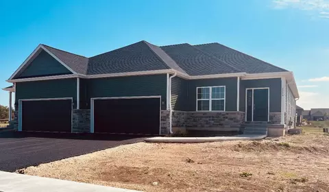 2246 Maggie Ln, Sycamore, IL 60178