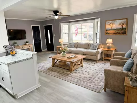 Living - 206 E 5th St, Metropolis, IL 62960 photo 1 of 4