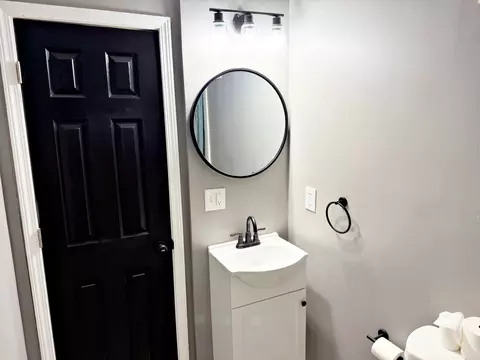 Bath - 206 E 5th St, Metropolis, IL 62960 photo 3 of 3