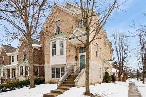 2230 Goldenrod Ln, Glenview, IL 60026