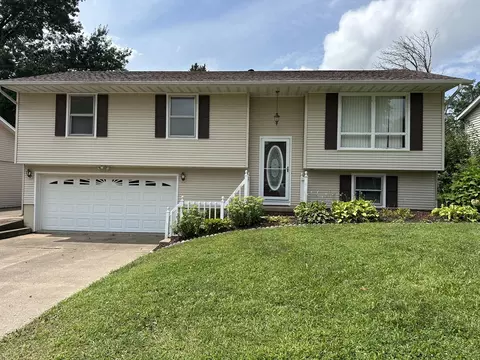 1624 Crestline Dr, Clinton, IA 52732