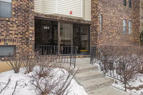 2013 Country Club Dr #22, Woodridge, IL 60517