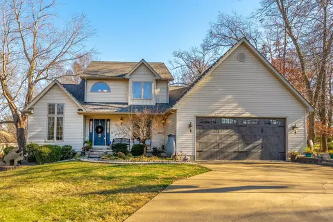 2004 Northwoods Pl, Mount Vernon, IL 62864
