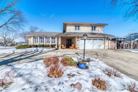 1030 W Kendall Ter, Addison, IL 60101