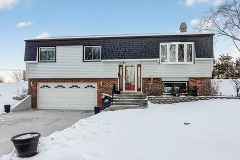 1580 College Ln S, Wheaton, IL 60189
