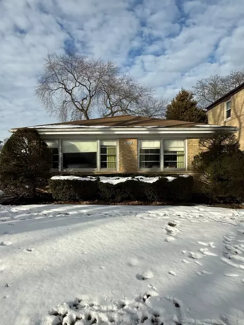 3820 Dobson St, Skokie, IL 60076