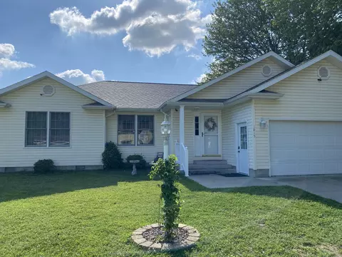 1015 S Locust St, Sesser, IL 62884