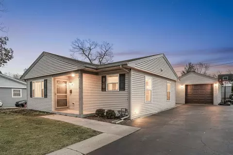 73 Wren Rd, Carpentersville, IL 60110