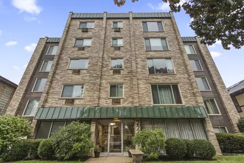 224 S Oak Park Ave #4B, Oak Park, IL 60302
