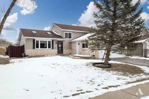 2800 Brisbane Dr, Lake In The Hills, IL 60156