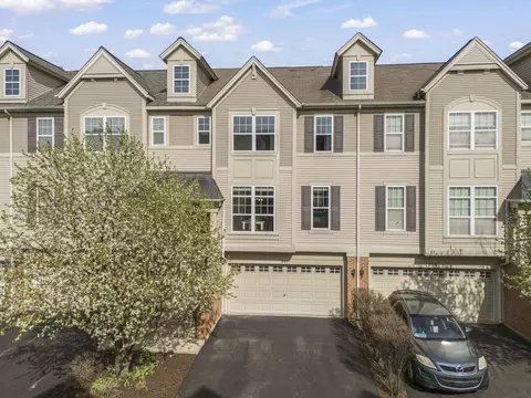 341 N Commerce St, Aurora, IL 60504