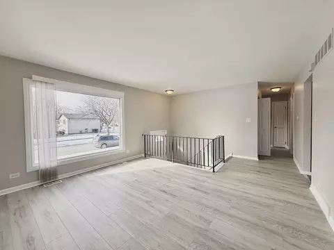 Living - 17213 Springtide Ln, Hazel Crest, IL 60429 photo 2 of 3