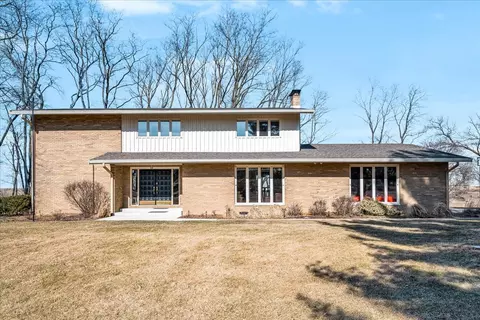 19066 Woodland Trl, Bloomington, IL 61705