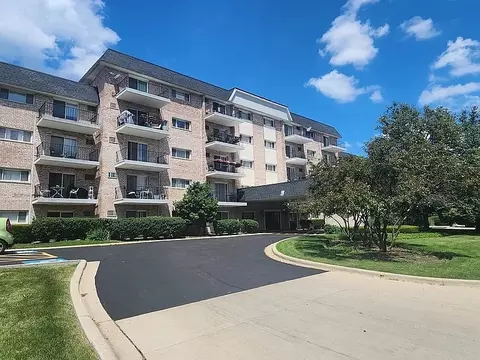 1000 S Lorraine Rd #214, Wheaton, IL 60189