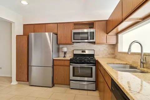 Kitchen - 988 Ridgefield Ln, Wheeling, IL 60090 photo 2 of 3